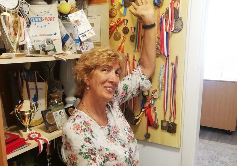 Carmen Bunaciu, prima medaliată mondială din natația românească, împlinește astăzi 60 de ani: „Nu te crispa, apa e prietenă!”